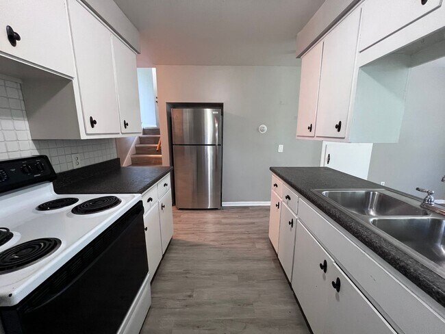 Building Photo - Two Bedroom Duplex with Heat Included! Near Grand Valley!