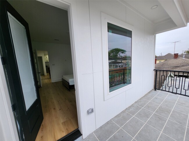 Building Photo - 207 Carl St