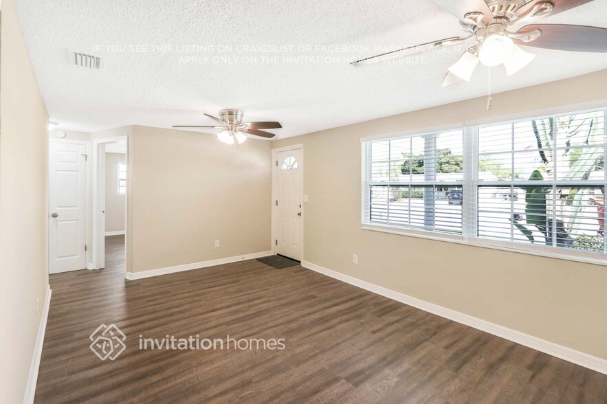 Building Photo - 3803 Cullen St
