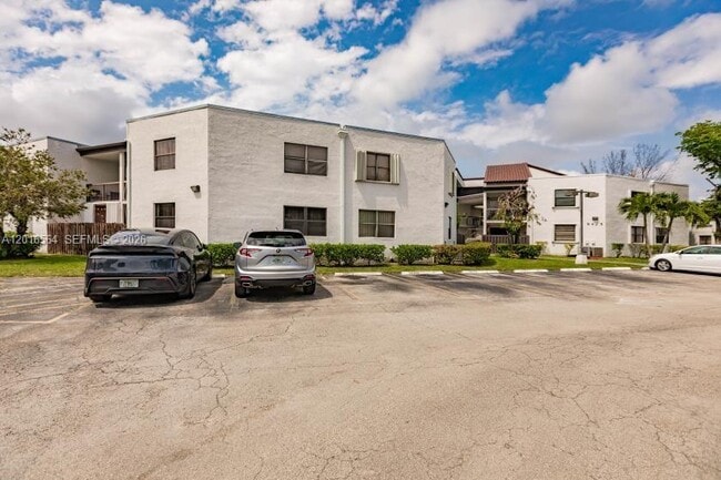 Building Photo - 9425 Fontainebleau Blvd