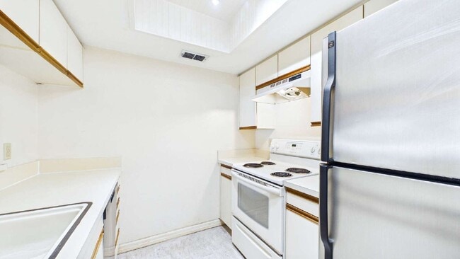 Building Photo - 9479 Tara Cay Ct