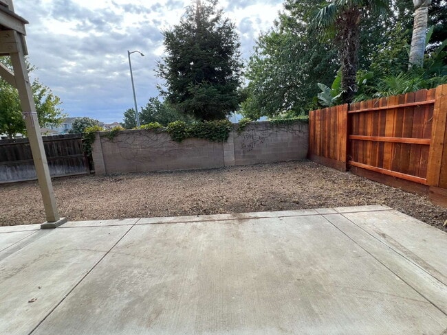 Building Photo - "Spacious 4-Bedroom Haven in Merced with 3 Full Baths & Elegant Granite Countertops!"
