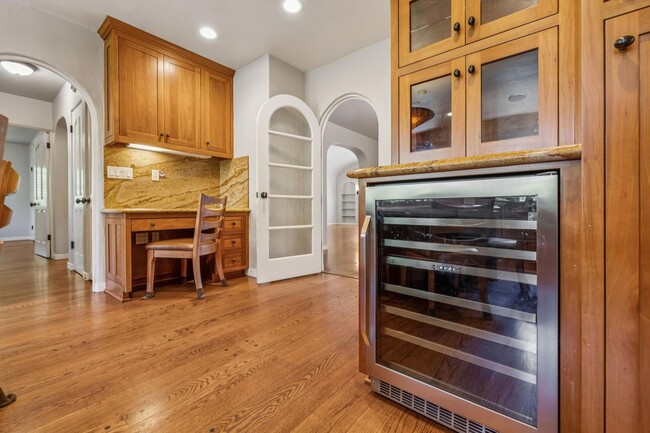 Building Photo - Mediterranean Beauty in Crescent Park – 5B...