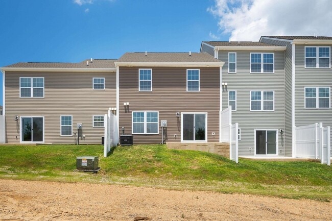 Building Photo - 445 Skylar Dr