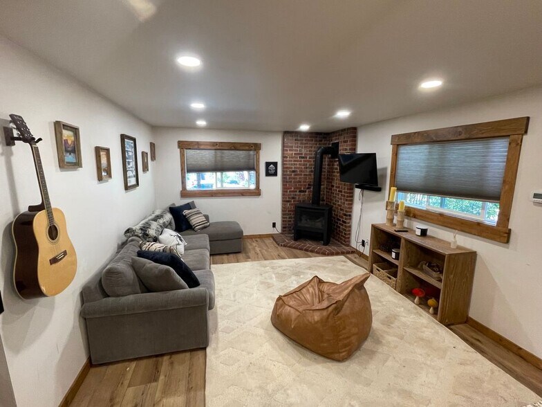 Building Photo - 11869 Deerfield Dr