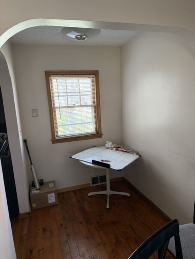 Building Photo - Cozy 2 bedroom house w/ garage