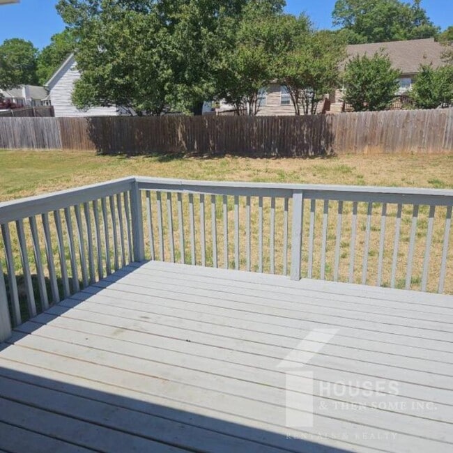 Building Photo - 403 Fairdale Dr