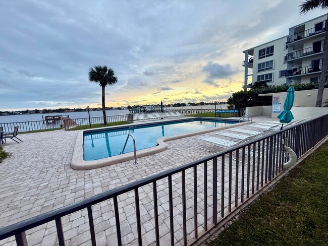 Building Photo - 1204 S Lake Dr