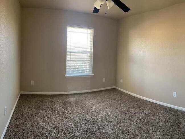Building Photo - 604 W Vega Ln