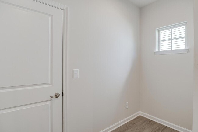 Building Photo - 5 Bedroom Home in Youngsville, right off o...