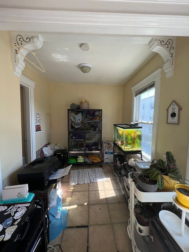 Building Photo - Awesome 3 bed in Somerville.... don't miss out!!