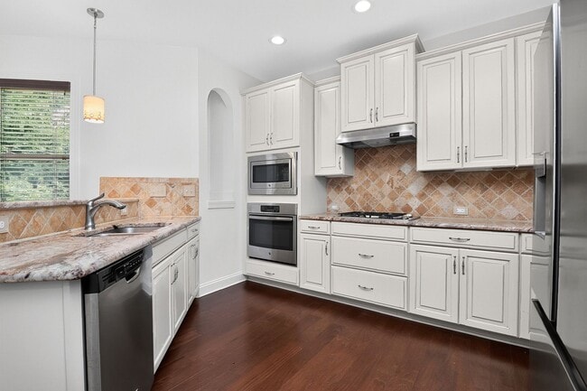 Building Photo - 549 Daventry Ct