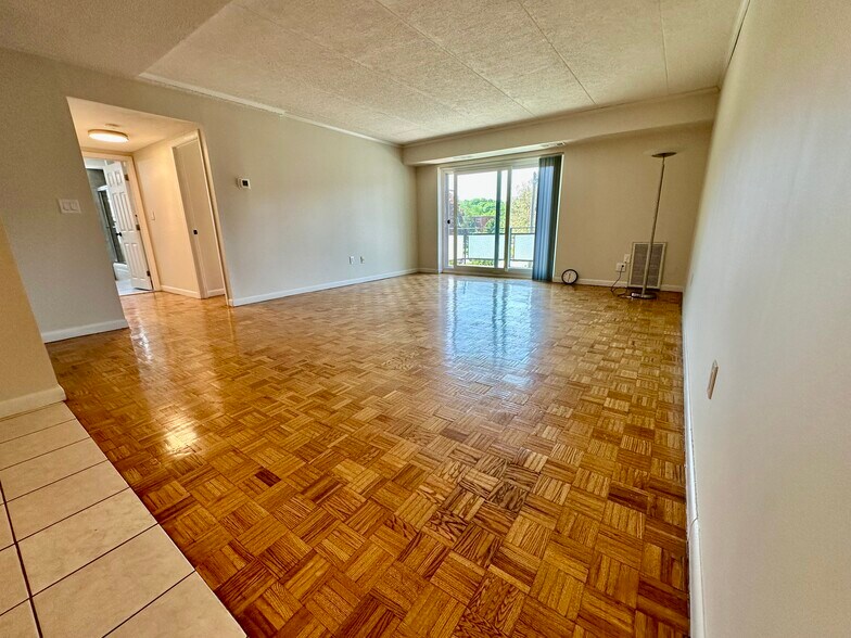 Building Photo - 44 Broadlawn Park