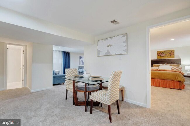 Building Photo - 900 E Tantallon Dr