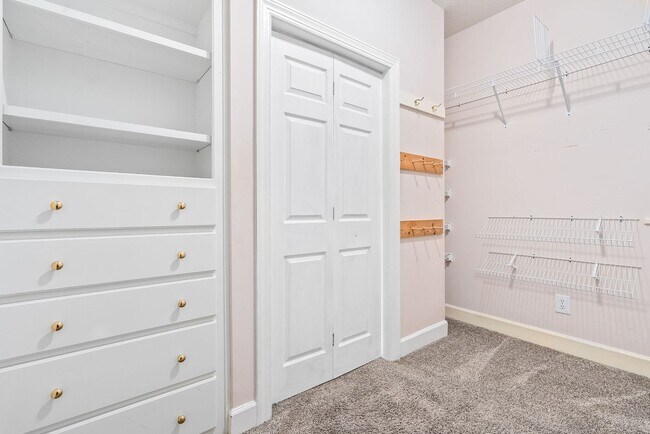 Building Photo - 1902 Hillbrook Cir