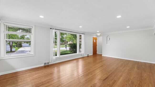 Building Photo - 893 S Poplar Ave