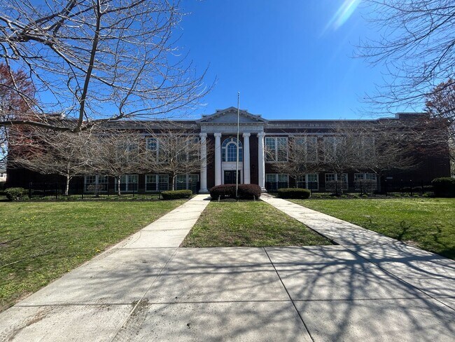 Building Photo - Large 5 Bedroom 2 Bathroom Single Family H...