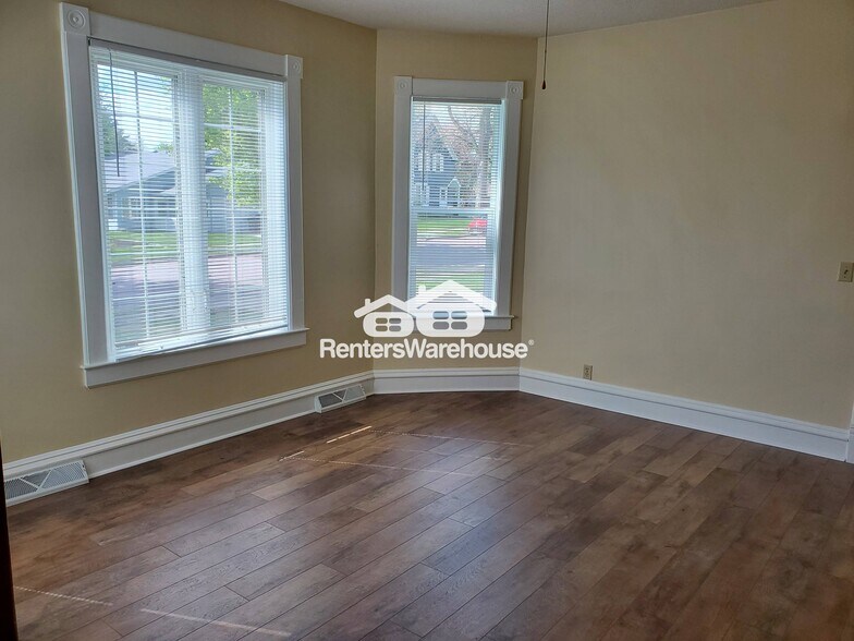 Building Photo - 108 3rd St W