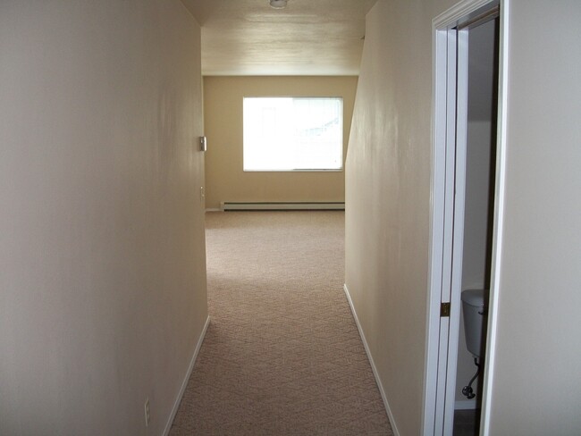 Building Photo - 2 Bedroom 1.5 Bathroom apartment Centrally...