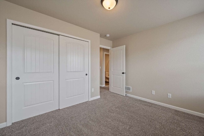 Building Photo - Like New Single Family Home!