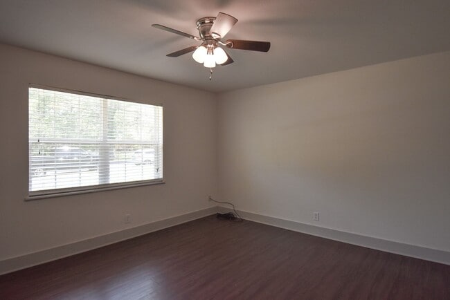 Building Photo - Lease Takeover Opportunity Available! 3 Be...