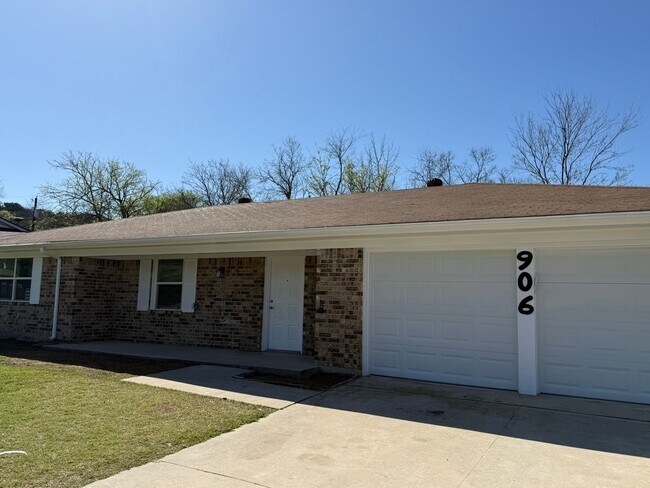 Building Photo - Renovated 3-bedroom house!  Housing accepted!