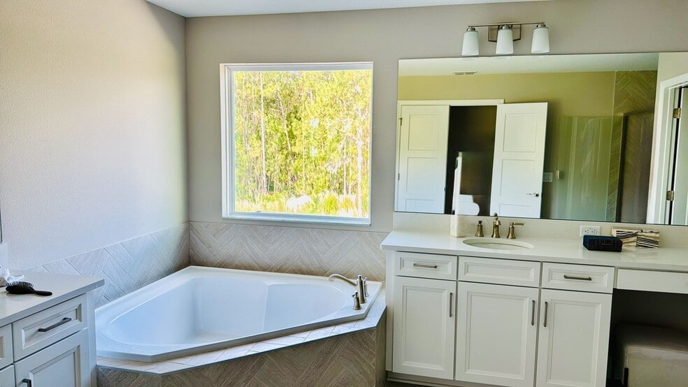 Building Photo - 1729 Drummond Pt