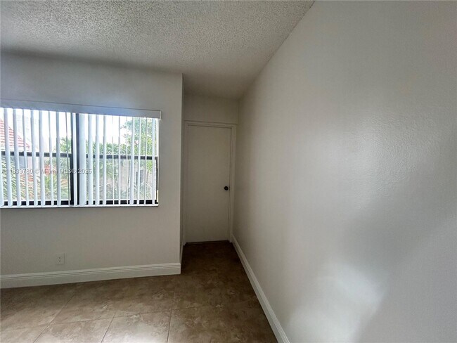 Building Photo - 200 Lakeview Dr
