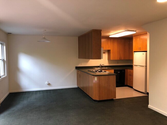 Building Photo - ***REDUCED SECURITY DEPOSIT*** -Spacious 5bdr/3bath units available for a lease ending May 30. Bu...