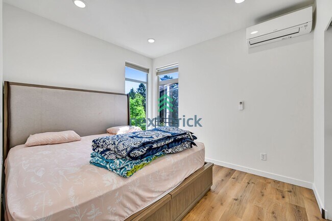 Building Photo - Modern Luxury 3 bedrooms and 2 bathrooms T...