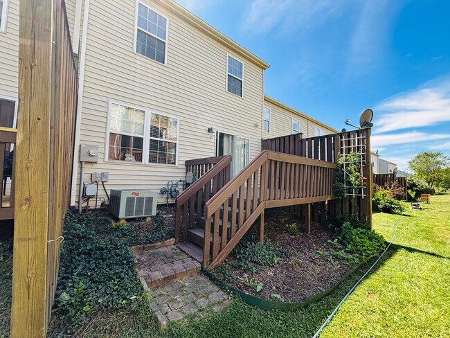 Building Photo - 3 Bedroom 2.5 Bath Townhouse