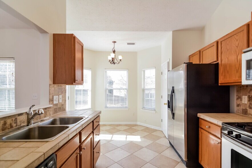 Building Photo - 2770 Lake Park Ridge W
