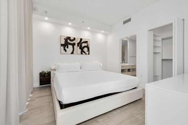 Building Photo - Remarks:	Enjoy stunning Skyline and Bay views from the wraparound balcony of this furnished 2-bed...