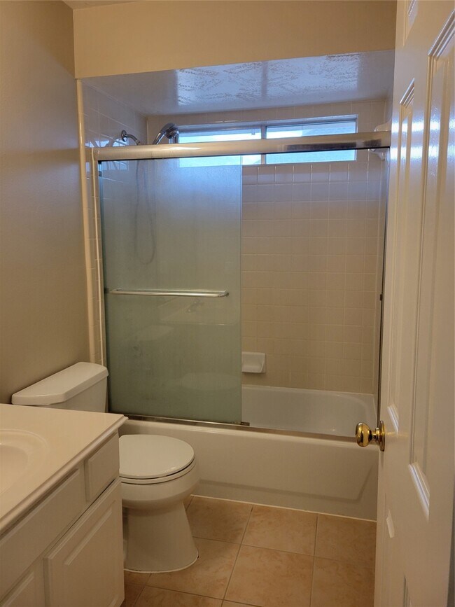 Building Photo - 3715 Pinehurst Dr
