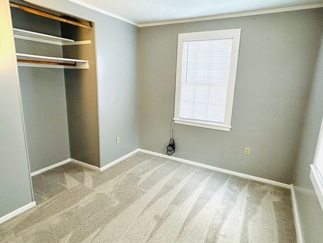 Building Photo - Move In Ready! 2 Bedroom House
