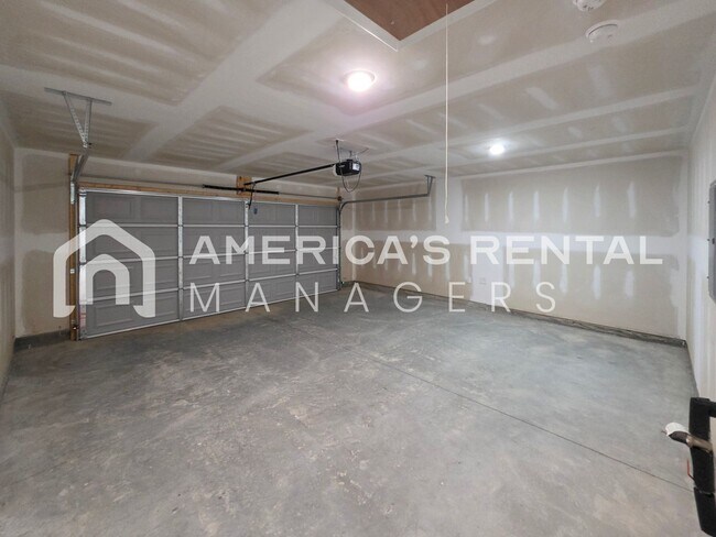 Building Photo - Space to Live, Style to Love!