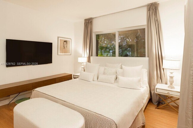 Building Photo - 1535 Robbia Ave