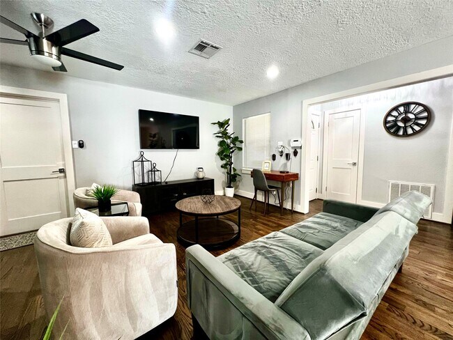 Building Photo - 5719 Viking Dr