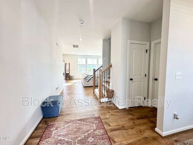 Building Photo - 99 Daybreak Way