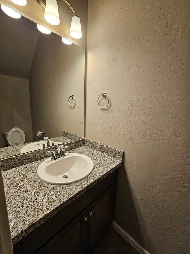 Building Photo - Beautiful Townhomes in East Medford