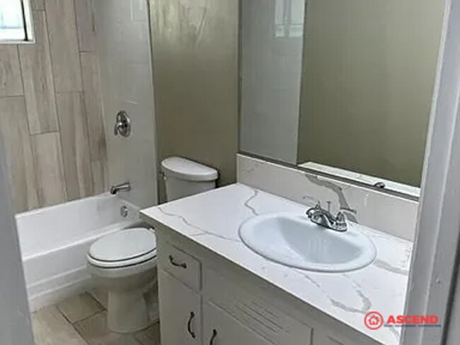 Building Photo - 3 Bedroom Home in East Bakersfield