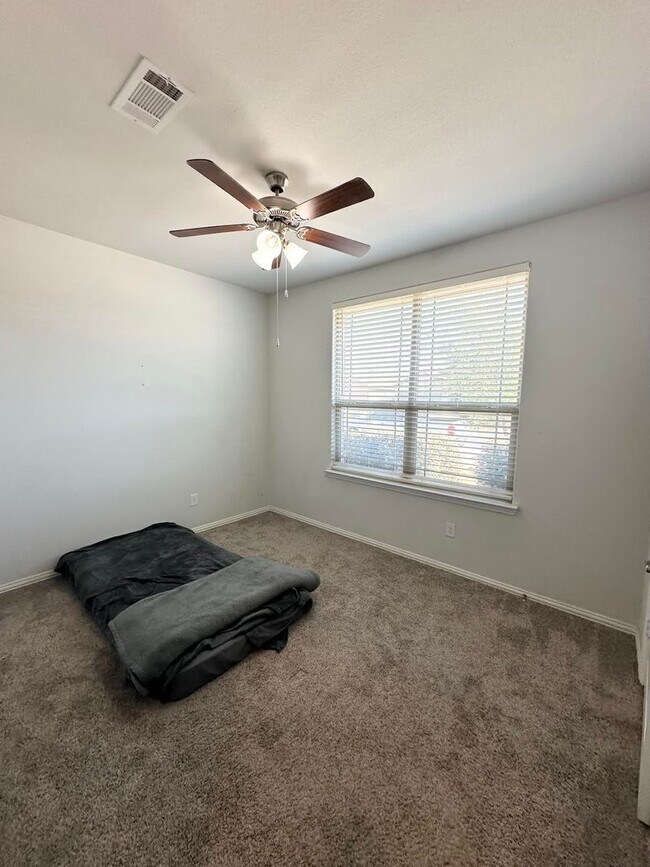 Building Photo - 4 Bed 2 Bath For Rent