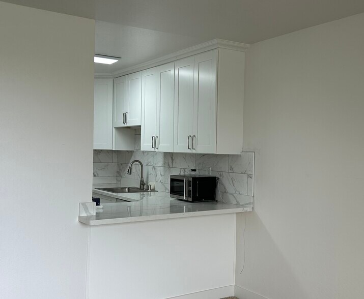 Building Photo - 2655 Edison St