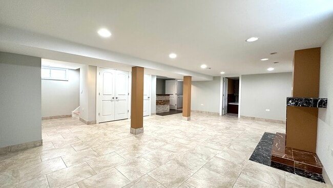 Building Photo - 4833 N Ozark Ave