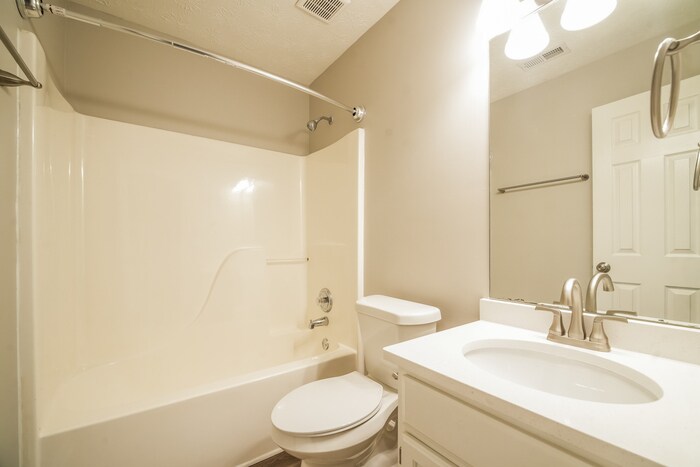 Building Photo - 329 Hillcrest Ln