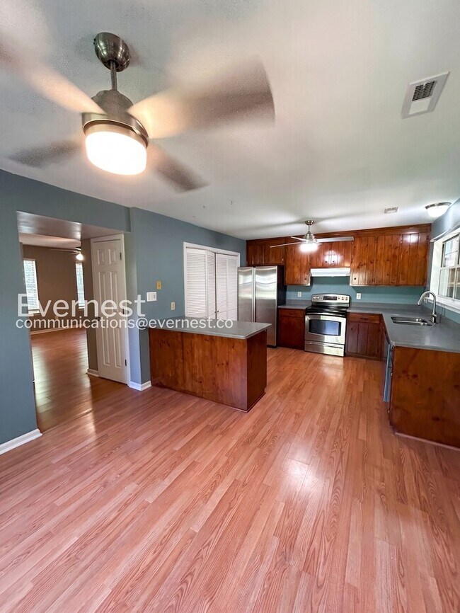 Building Photo - 3 Bed/1.5 Bath Home with Fenced Yard / Available Now!
