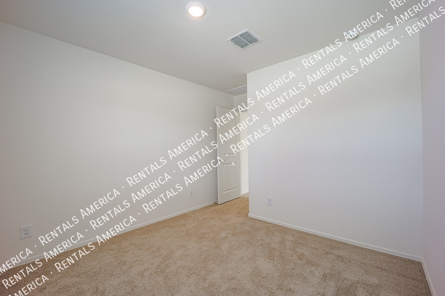 Building Photo - 466 W Black Hawk Pl