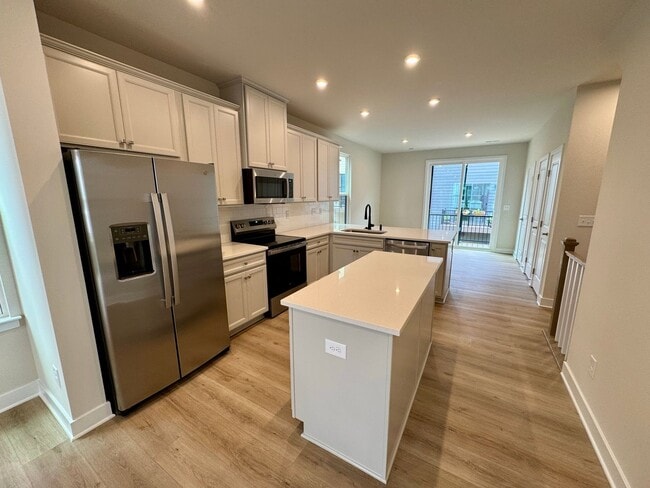 Building Photo - Southend, 2BR/2.5BA Townhouse