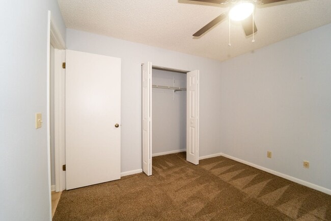 Building Photo - 2/2 1st Floor Apartment