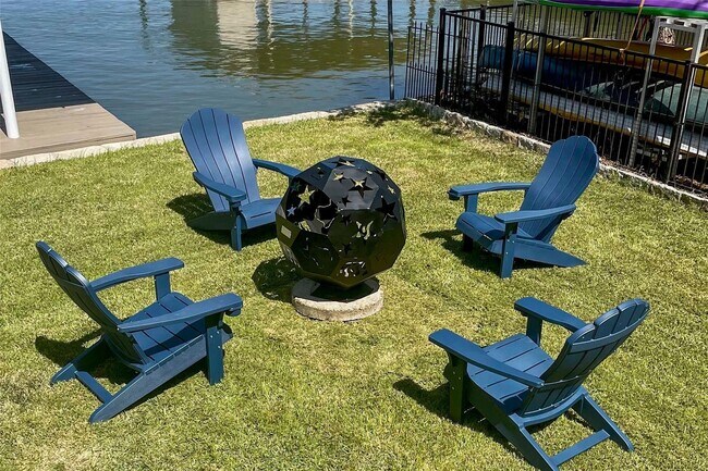 Building Photo - Gorgeous Cove on Main Body Water